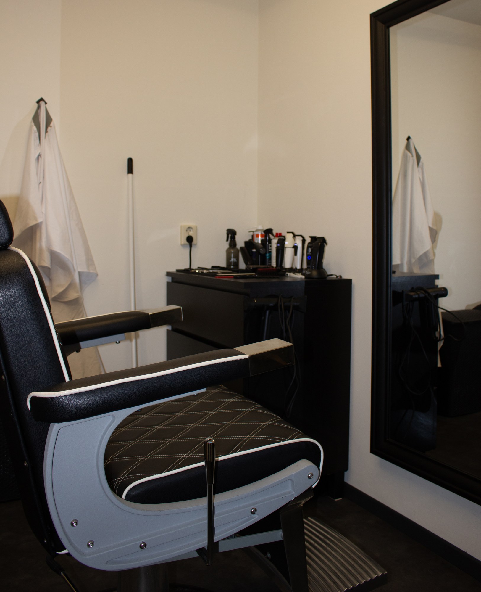 Barbier aan het werk in HJ's Barber Lounge