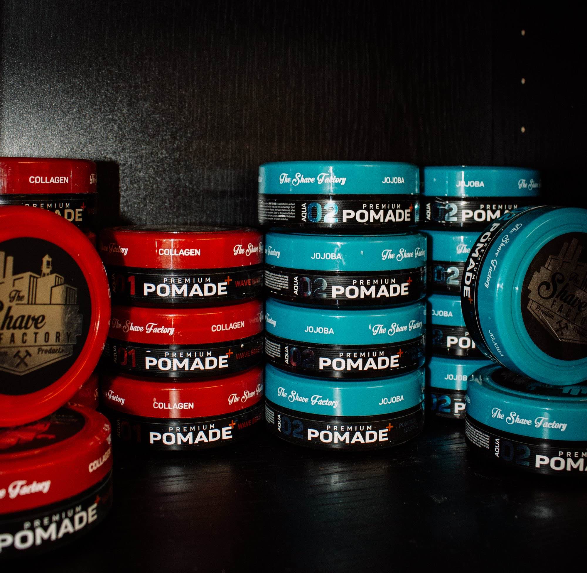 Rode en blauwe potten pomade van The Shave Factory in de kast